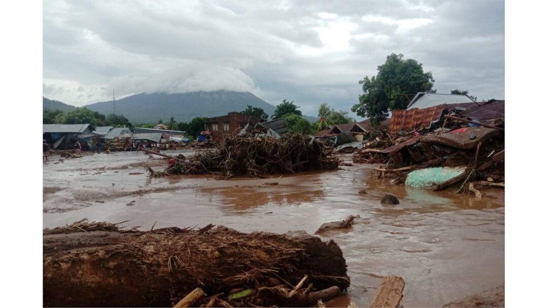 Rumah-rumah yang rusak terlihat di daerah yang terkena banjir bandang setelah hujan lebat di Flores Timur, Nusa Tenggara Timur, 4 April 2021. (Foto: Antara/Dok BPBD Flores Timur via REUTERS)