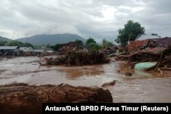 Rumah-rumah yang rusak terlihat di daerah yang terkena banjir bandang setelah hujan lebat di Flores Timur, Nusa Tenggara Timur, 4 April 2021. (Foto: Antara/Dok BPBD Flores Timur via REUTERS)