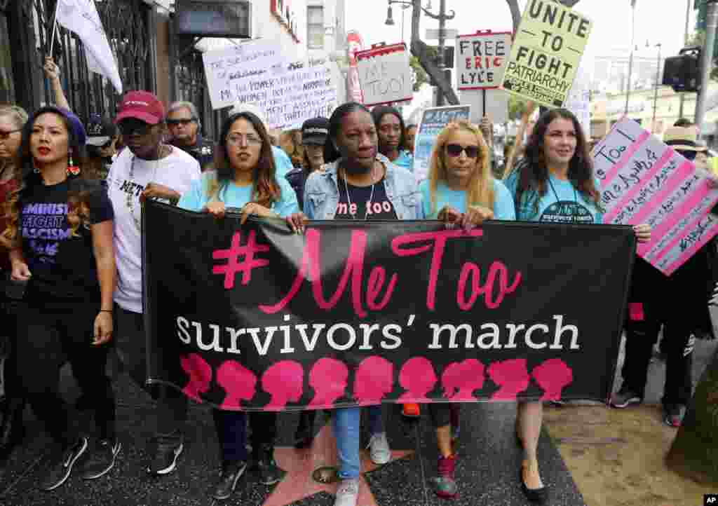 在美国加州洛杉矶好莱坞，民众游行，抗议性骚扰和性侵害，参加以&ldquo;我也是&rdquo;(MeToo)为口号的运动。（2017年11月12日） 