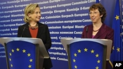 US Secretary of State Hillary Rodham Clinton (l) and Catherine Ashton, the European Union's foreign and security affairs chief, answer reporters' questions after a bilateral meeting EU headquarters in Brussels, 14 Oct 2010
