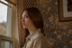 Amanda Seyfried dalam sebuah adegan di film "Things Heard And Seen" (Anna Kooris/Netflix via AP)