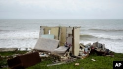 Sebuah rumah di komunitas El Negro terlihat porak poranda, sehari setelah terkena Badai Maria, di Puerto Rico, Kamis, 21 September 2017. (AP Photo/Carlos Giusti)