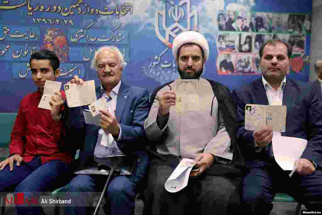 گزینه های انتخاباتی، سن و سال یا لباس، کدامیک؟ عکس: علی شیربند
