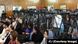 حدود ۵۳ درصد خبرنگاران زن افغان گفته اند که خانواده های آنان با کار شان در رسانه مخالفت دارند.