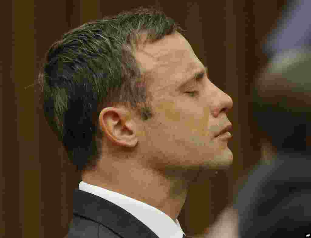 Oscar Pistorius giàn giụa nước mắt khi nghe Thẩm phán Thokozile Masipa đọc phán quyết trong phiên xét xử vụ anh bắn chết bạn gái ở Pretoria, Nam Phi. 