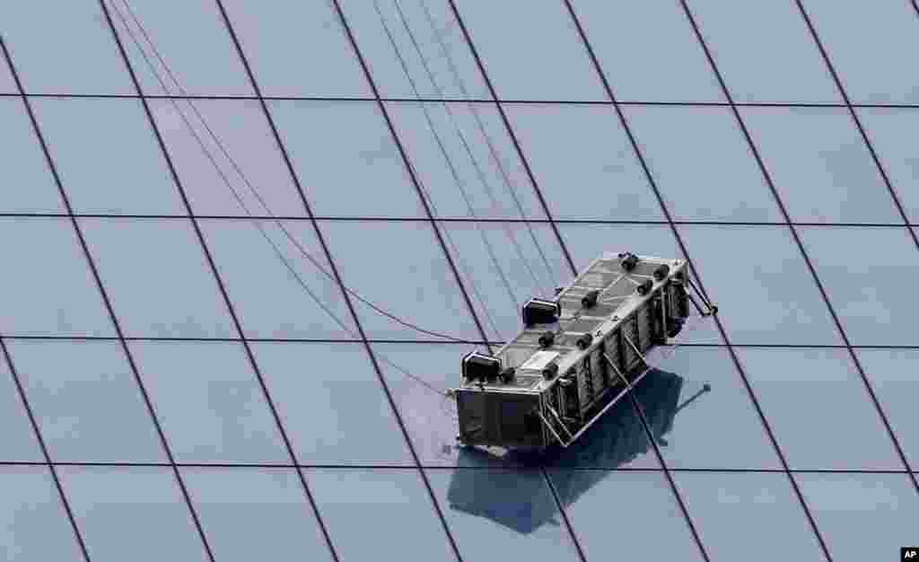 Bagian dari perancah yang lepas dari gedung World Trade Center di New York, saat dua orang pekerja membersihkan jendela di lantai 69, namun kedua pekerja berhasil diselamatkan.