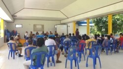 Pertemuan antara pihak PT Poso Energy dan warga petani dan peternak kerbau di Balai Desa Tokilo mencari solusi dampak meluapnya Danau Poso, Senin (9/11/2020). (Foto: VOA/Yoanes Litha)