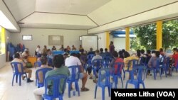 Pertemuan antara pihak PT Poso Energy dan warga petani dan peternak kerbau di Balai Desa Tokilo mencari solusi dampak meluapnya Danau Poso, Senin (9/11/2020). (Foto: VOA/Yoanes Litha)