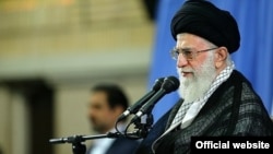 Pemimpin tertinggi Iran, Ayatollah Ali Khamenei menyampaikan pidato yang berapi-api di tengah massa di Teheran, hari Senin (17/8).