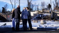 Джо Байден и первая леди Джилл Байден во время посещения района в Луисвилле, штат Колорадо, пострадавшего от недавнего лесного пожара