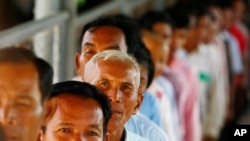 Cambodians line up at a court entrance before a hearing to prepare for the genocide trial of two surviving leaders Khieu Samphan and Noun Chea, at the U.N.-backed war crimes tribunal in Phnom Penh, file photo. 