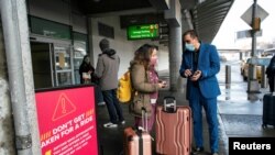 ARHIVA - Putnici sa leta iz Londona stižu na međunarodni aerodrom Džon Kenedi u Njujorku (Foto: Reuters/Eduardo Munoz)