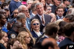 La candidata presidencial demócrata Hillary Clinton, (centro) y legisladores y el alcalde de Nueva York, asiste a una ceremonia conmemorativa en el Monumento al 11 de Septiembre de 2001. Foto de archivo, septiembre 20 de 2016.