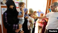 Para pengungsi Suriah antri untuk mendapatkan perawatan medis (foto: dok). ISIS diduga merekrut para dokter untuk memperkuat pasukan pejuang asing.