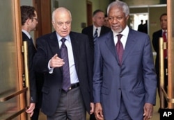 Kofi Annan (à dr.) avec le chef de la Ligue arabe Nabil el-Arabi, à Genève (20 mars 2012)