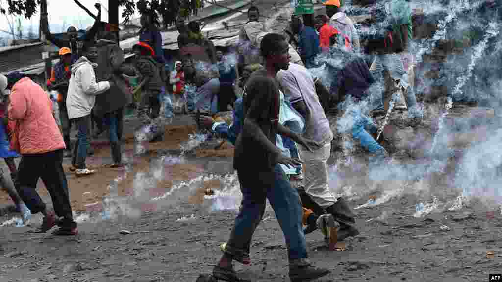 Les manifestants fuyant les gaz lacrymogènes lancés par la police, dans le village de Katwekera, Kenya, le 26 octobre 2017.&nbsp;&nbsp; &nbsp;