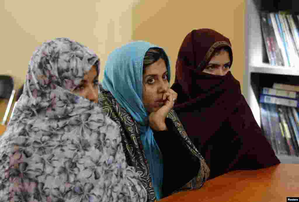  امدادی اداروں کے اپنے جاری منصوبے سمیٹنے سے ان قیدی خواتین کو سہولتوں کی فراہمی کو جاری رکھنا خطرے میں پڑ گیا ہے۔