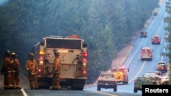 Dotaciones de bomberos de California se preparan en la ruta 120 para ser desplegados en el combate de las llamas del Anillo de Fuego.