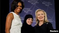 Hillary Clinton i Michelle Obama sa Samar Badawi tokom ceremonije dodjele Međunarodne nagrade za hrabre žene, u Washingtonu, 8. marta 2012.