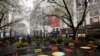ARHIVA - Prazne stolice u parku na Herald skveru u Njujorku, 23. marta 2020.