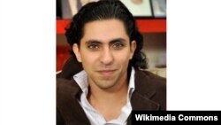 Ông Raif Badawi bị bắt năm 2012 sau khi lập một trang web dùng làm nơi tranh luận trực tuyến về các vấn đề chính trị cũng như tôn giáo. 