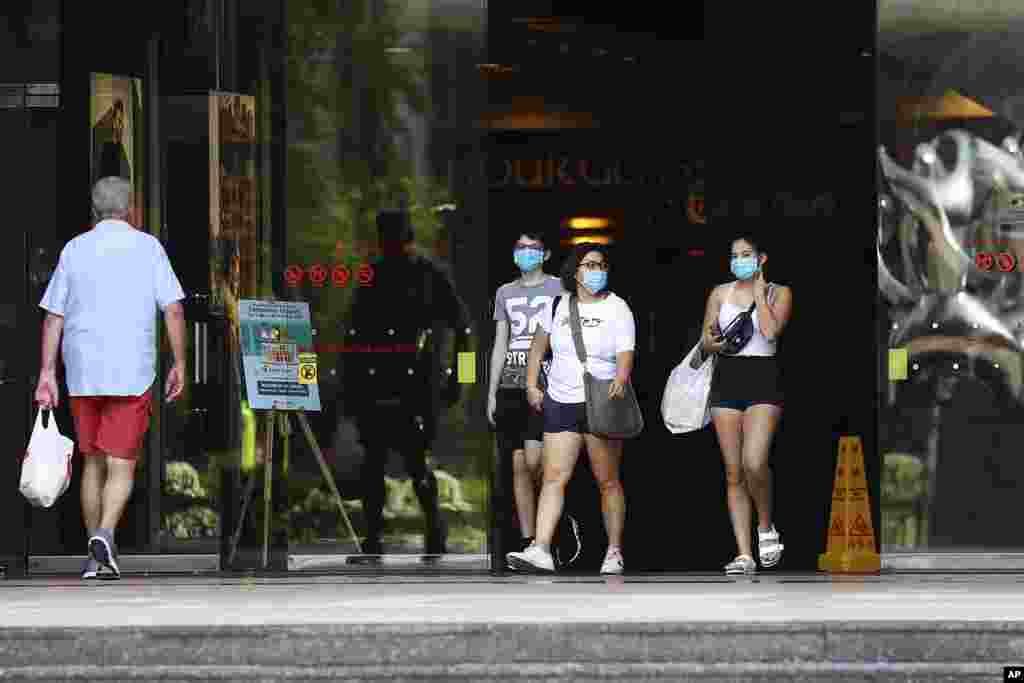 بازگشت مردم با ماسک محافظتی صورت به مراکز خرید در سنگاپور