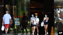 စင်ကာပူ Orchard Road ရှိ ဈေးဝယ်စင်တာတခုတွင် Mask တပ် သွားလာနေသူများ။ (ဧပြီ ၁၀၊ ၂၀၂၀)