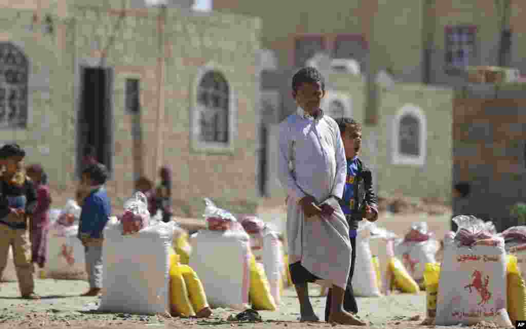 예멘 수도 사나에서 내전을 피해 온 어린이들이 구호 식량을 받기 위해 기다리고 있다.