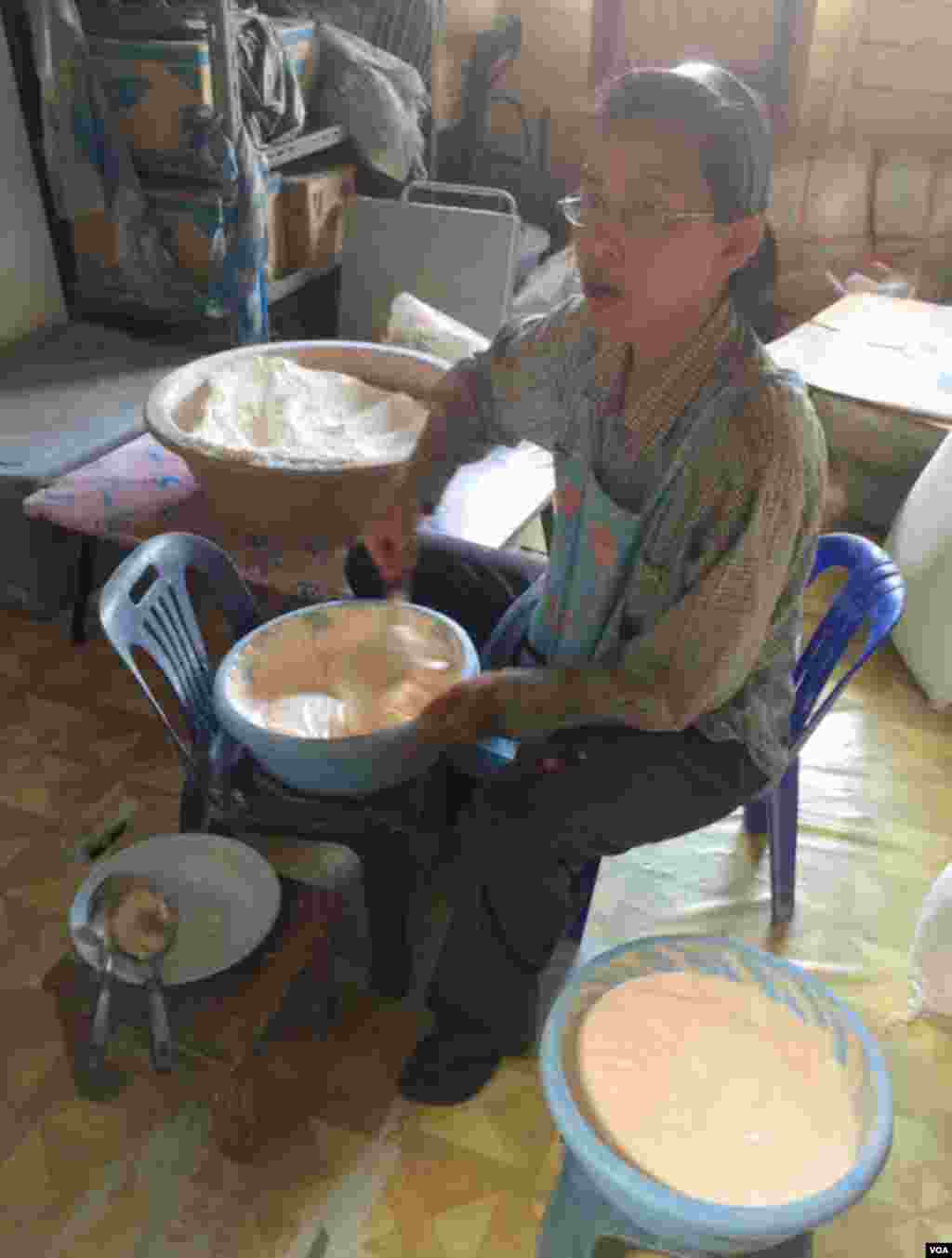 The batter consists of duck eggs, sugar and wheat flour. No baking powder, yeast or preservatives are used. (Steve Herman/VOA News)