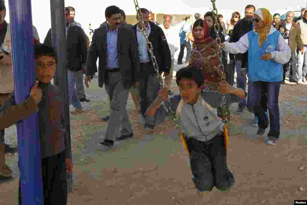 ملالہ یوسفزئی کے ہمراہ اُن کے والد ضیاء الدین بھی تھے۔