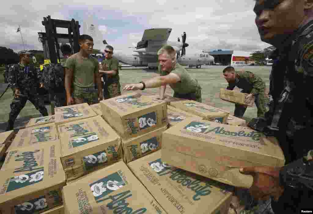 Desde la base aérea de Villamor despega el avión de carga C130 para repartir suministros a las zonas más afectadas.