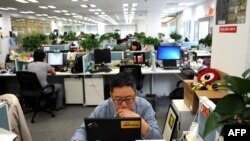 Foto seorang karyawan dengan laptop di kantor Sina Weibo, Twitter versi China. Beijing, China. (foto dok.)