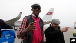 Mantan bintang NBA Dennis Rodman (kiri) dan rombongannya tiba di bandar udara internasional Pyongyang, Korea Utara (6/1). (AP/Kim Kwang Hyon)