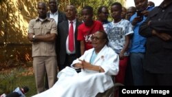 Kiongozi wa upinzani Tanzania Tundu Lissu akihutubia waandishi wa habari mjini Nairobi Kenya, ambapo alipelekwa kwa matibabu baada ya kupigwa risasi kadhaa muda mfupi baada ya kutoka bungeni Tanzania