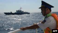 Một sĩ quan tuần duyên trên tàu của ực lượng cảnh sát biển Việt Nam gần khu vực dàn khoan trong vùng lãnh hải có tranh chấp với Trung Quốc trên Biển Đông. Bảy tướng lĩnh của lực lượng này vừa bị cách chức theo các quyết định của Thủ tướng Chính phủ Việt Nam.
