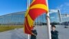 Podizanje zastave Severne Makedonije ispred sedišta NATO-a u Briselu, 30. marta 2020.