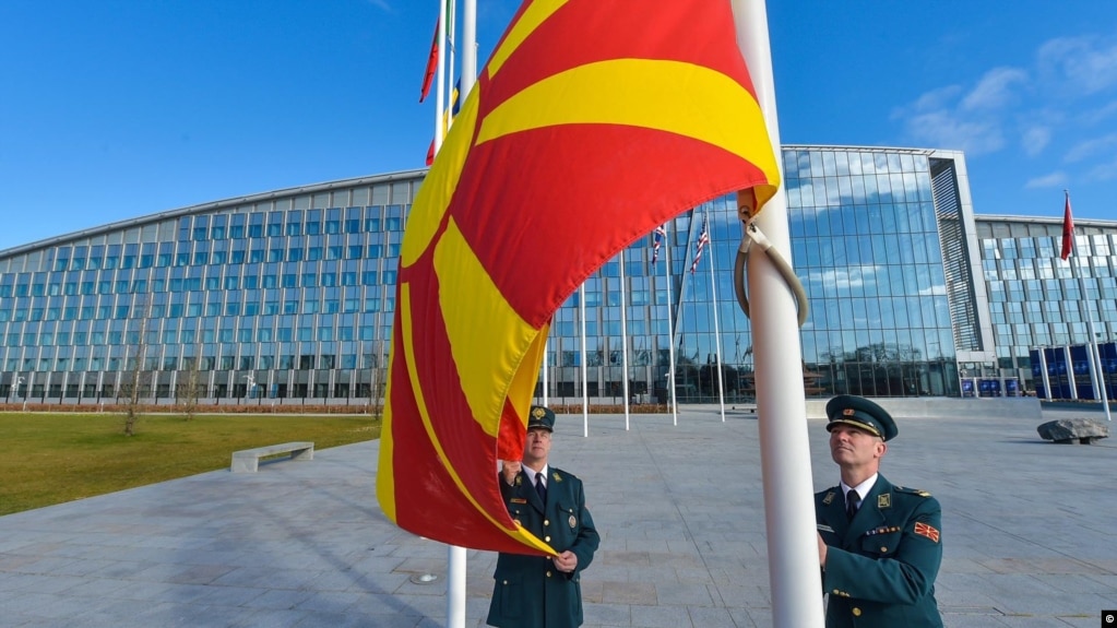 Në Bruksel ngrihet flamuri i shtetit më të ri anëtar të NATO-s, Maqedonisë së Veriut