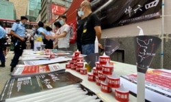 香港支联会联同天安门母亲运动趁母亲节在旺角摆街站，预先向市民派发悼念六四死难者的白蜡烛及LED蜡烛（美国之音/汤惠芸）
