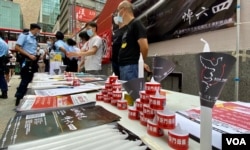 香港支联会联同天安门母亲运动趁母亲节在旺角摆街站，预先向市民派发悼念六四死难者的白蜡烛及LED蜡烛（美国之音/汤惠芸）
