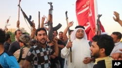Voluntarios chiíes se preparan para combatir la amenaza de los militantes sunnís del Estado Islámico de Irak y el Levante (EIIL).