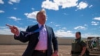 Tư liệu - Tổng thống Donald Trump phát biểu khi ông đến thăm một đoạn tường biên giới mới với Mexico ở Calexico, California, ngày 5 tháng 4, 2019.