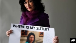 Rushan Abbas montrant une photo de sa soeur, Gulshan Abbas, une des nombreuses Ouïghoures détenues, selon elle, dans un camp de rééducation chinois, Washington, le 17 décembre 2018.