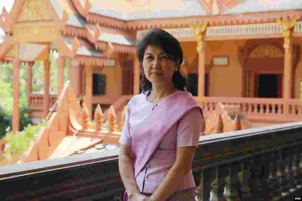 លោកស្រី អ៊ាលឹម បូផារី អ្នកប្រតិបត្តិវិបស្សនាជាប្រចាំ និងជាពលរដ្ឋខ្មែរអាមេរិកាំងដែលជាអ្នកដឹកនាំរៀបចំពិធីវិបស្សនាអន្តរជាតិជាលើកដំបូងនៅខេត្តសៀមរាប សង្ឃឹមថាអ្នកចូលរួមពិធីវិបស្សនានេះ នឹងទទួលបានសេចក្តីស្ងប់ក្នុងចិត្ត ហើយចែករំលែកអត្ថប្រយោជន៍នេះជាមួយអ្នកជុំវិញខ្លួន។ (ស៊ុន ណារិន/VOA)