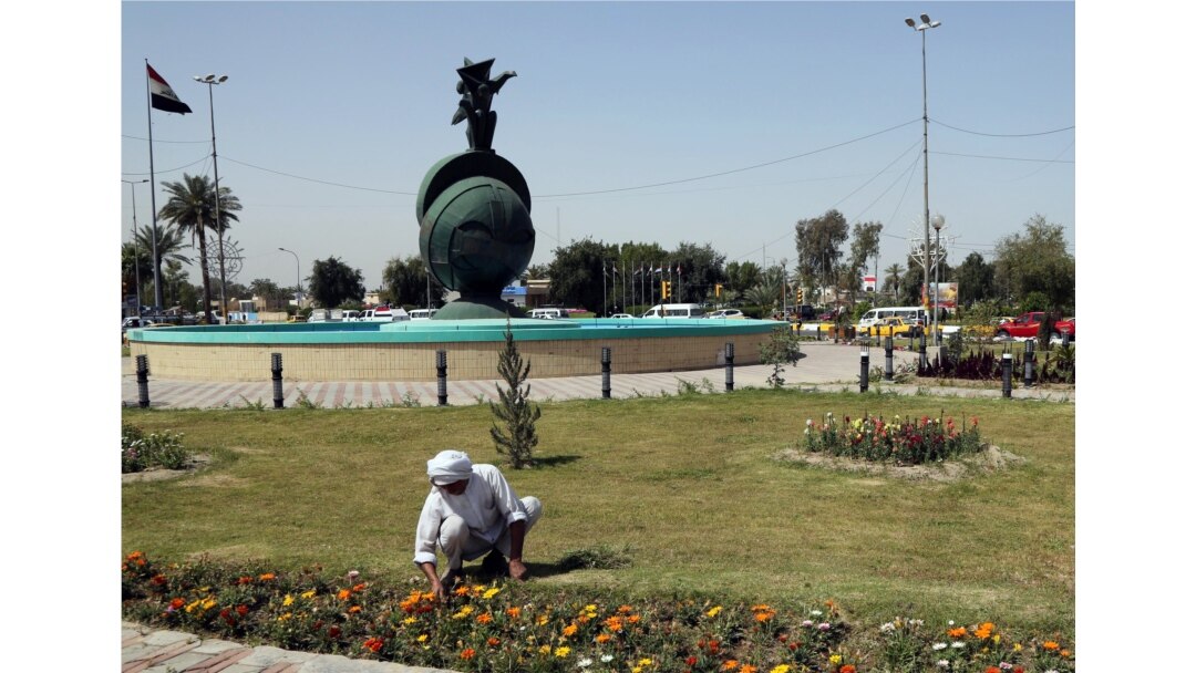 Seorang tukang kebun sedang membersihkan Nisoor Square, lokasi penembakan maut oleh kontraktor keamanan swasta, Blackwater, pada 2007, Baghdad, Irak, 15 April 2015.