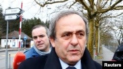 Michel Platini arrive au siège de la FIFA, Suisse, le 15 février 2016.