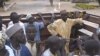 CAMEROON: Tsoffin Mayakan Boko Haram da Mutanen da Suka yi Garkuwa da Su Suke Layin Karbar Abinci