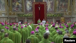 O papa falando no ultimo dia da cimeira de bispos e líderes católicos