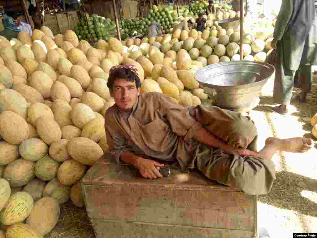 Seorang pedagang buah menunggu pelanggan di kota Kabul, Afghanistan.