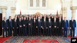 Le roi marocain Mohammed VI, au centre, avec à sa gauche le prince héritier Moulay Hassan, est entouré par les membres du gouvernement marocain au palais royal à Rabat, Maroc, le 5 avril 2017.