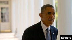 奥巴马总统离开白宫住处走去白宫椭圆形办公室。（2013年9月10日）